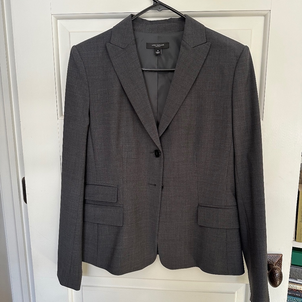 Ann Taylor womens suit in all season wool, size 8, color gray